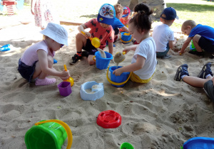 Dzieci bawią się zabawkami w piasku